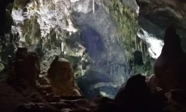 Natural geological formations consisting of stalagmites, stalactites, pillars, flow stones