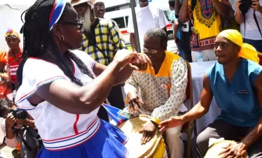 This picture shows a female dancer in full swing with the rhythm of the drums