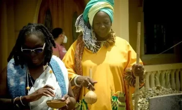 merikin off-springs paying tribute to ancestor papa neeza at his burial site