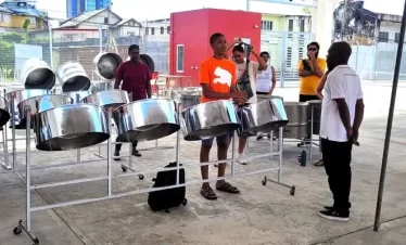 a tutor at the trini riddims cultural tours go through some playing excercises with a steelpan workshop-2